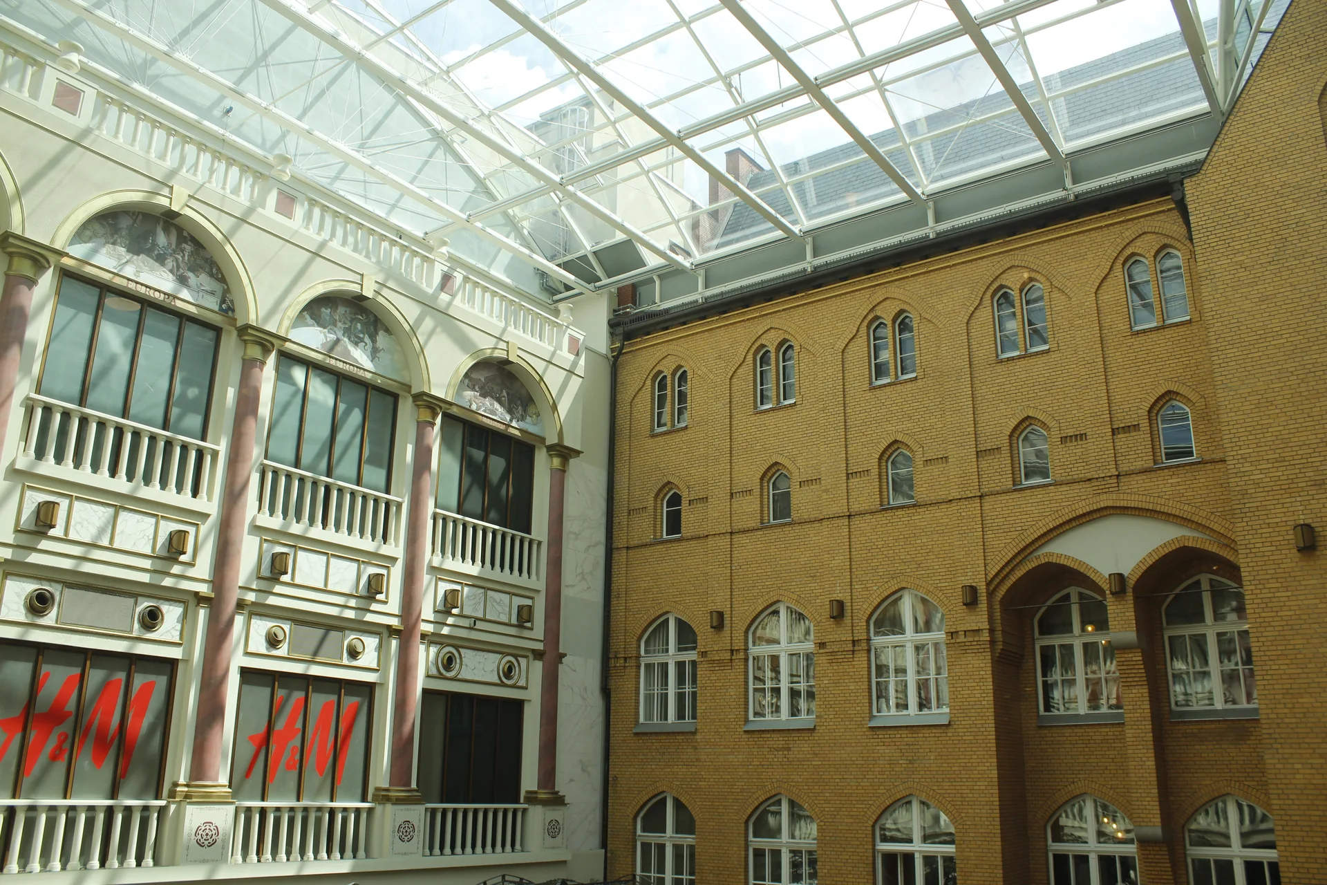 Überdachter Innenhof im Einkaufszentrum Das Schloss in Berlin